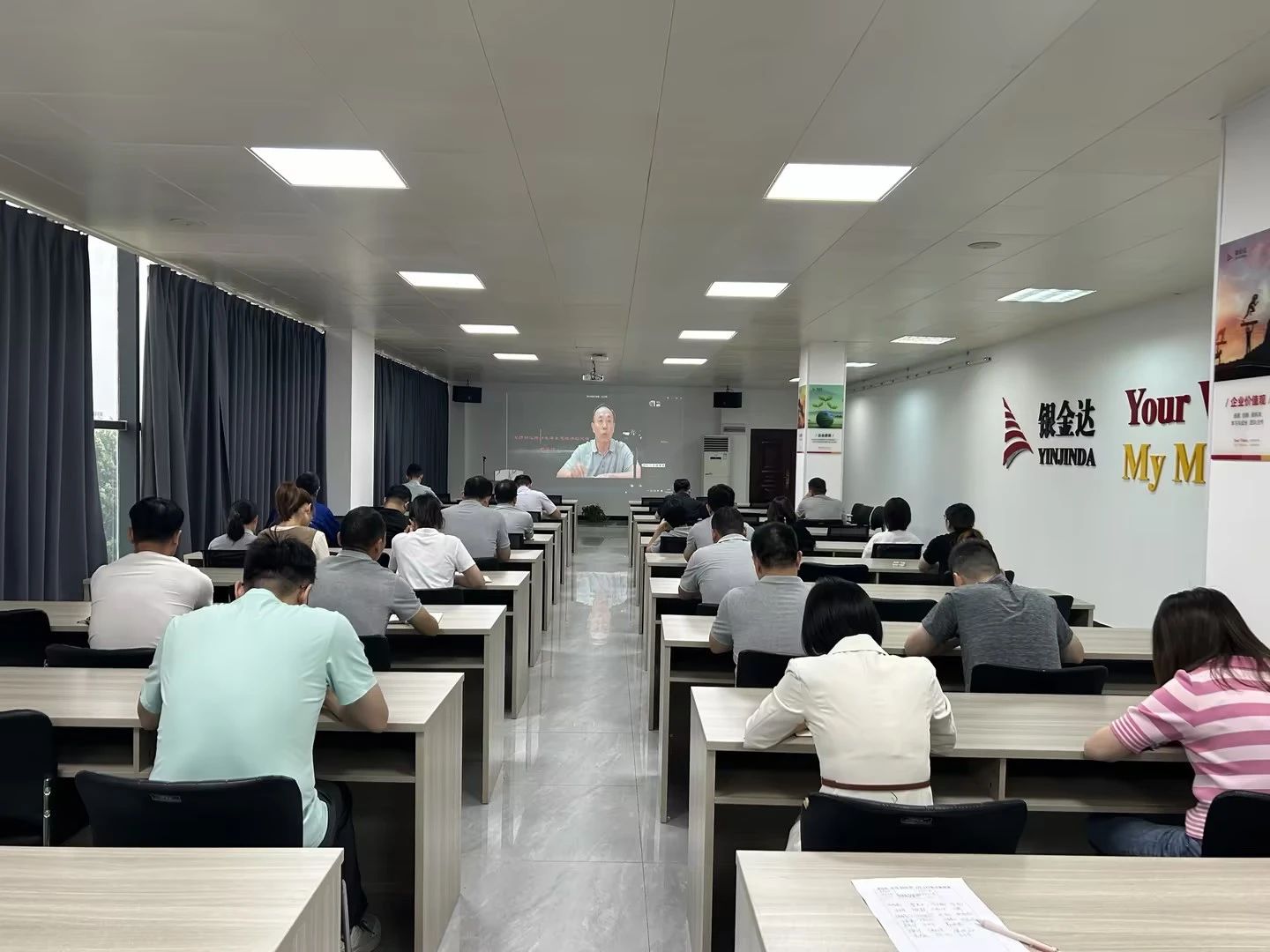 堅持和運用好毛澤東思想活的靈魂——銀金達組織8月份幹部教育學院學習